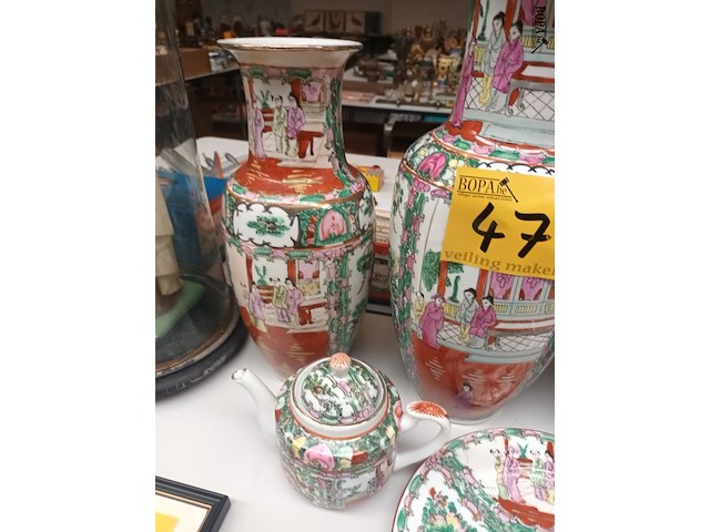 Lot 471 - chinese vazen, sierbord, theekan. 5 stuks - afbeelding 3 van  5