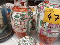Lot 471 - chinese vazen, sierbord, theekan. 5 stuks - afbeelding 3 van  5