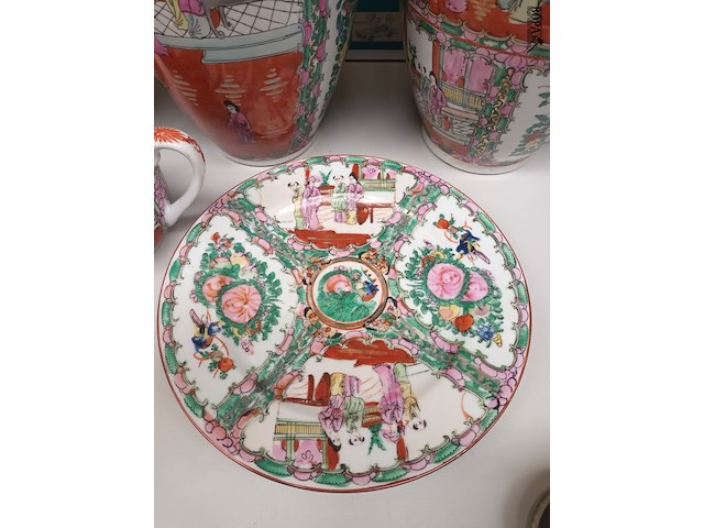 Lot 471 - chinese vazen, sierbord, theekan. 5 stuks - afbeelding 4 van  5
