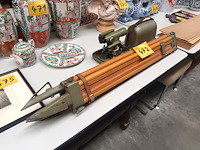 Lot 472 - meettoestel met statief - afbeelding 1 van  5