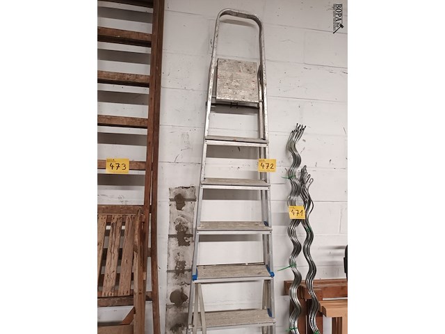 Lot 472 - trapladder - afbeelding 1 van  4