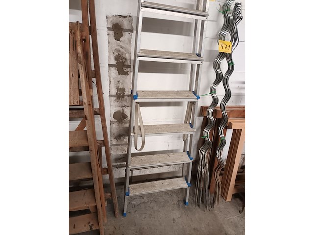 Lot 472 - trapladder - afbeelding 2 van  4