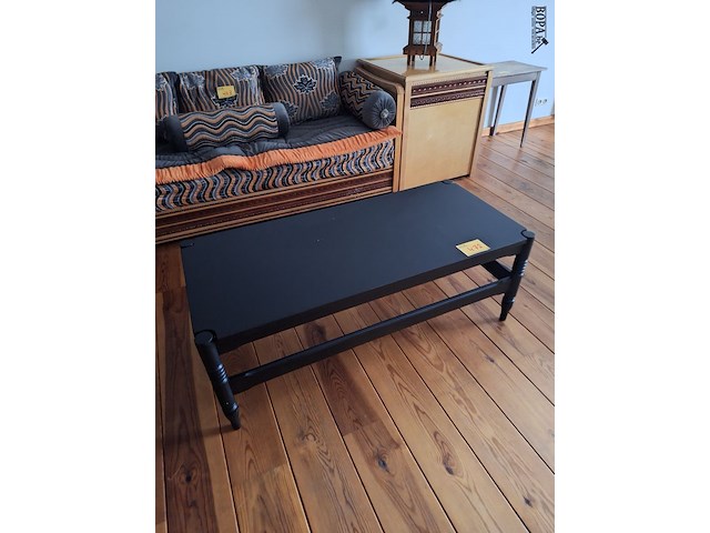 Lot 472 - zwarte salontafel - afbeelding 1 van  1