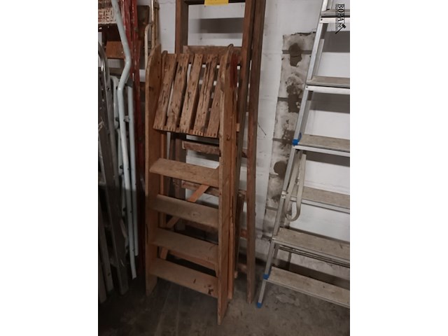 Lot 473 - houten ladders. 2 stuks - afbeelding 1 van  2