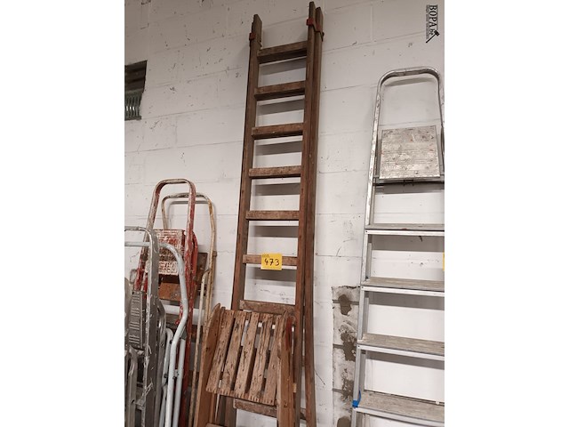 Lot 473 - houten ladders. 2 stuks - afbeelding 2 van  2