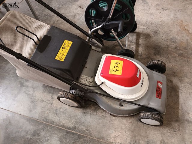 Lot 474 - elektrische grasmachine akita - afbeelding 1 van  4