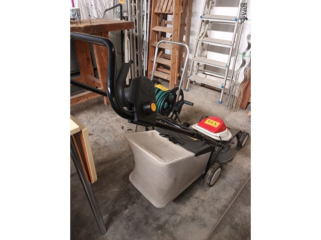 Lot 474 - elektrische grasmachine akita - afbeelding 2 van  4