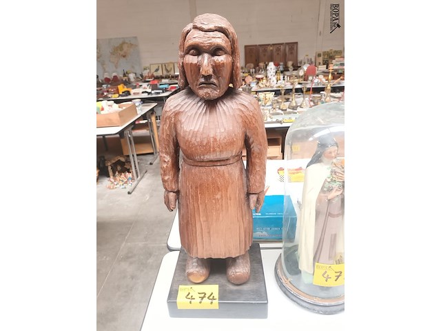 Lot 474 - houten beeld vrouw met klompen - afbeelding 1 van  4