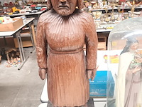 Lot 474 - houten beeld vrouw met klompen - afbeelding 1 van  4
