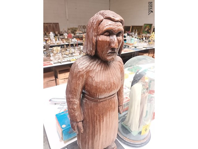 Lot 474 - houten beeld vrouw met klompen - afbeelding 2 van  4