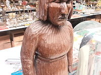 Lot 474 - houten beeld vrouw met klompen - afbeelding 2 van  4