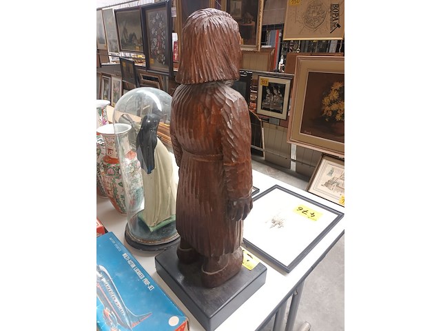 Lot 474 - houten beeld vrouw met klompen - afbeelding 4 van  4