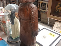 Lot 474 - houten beeld vrouw met klompen - afbeelding 4 van  4