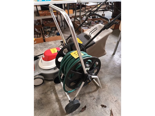 Lot 475 - tuinslang op haspel - afbeelding 1 van  3