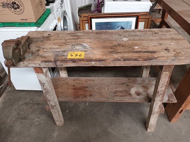 Lot 476 - houten werkbank met bankschroef - afbeelding 1 van  4