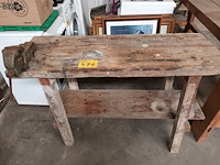 Lot 476 - houten werkbank met bankschroef - afbeelding 1 van  4
