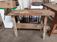 Lot 476 - houten werkbank met bankschroef - afbeelding 2 van  4