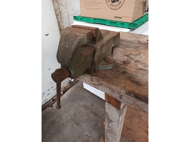 Lot 476 - houten werkbank met bankschroef - afbeelding 4 van  4