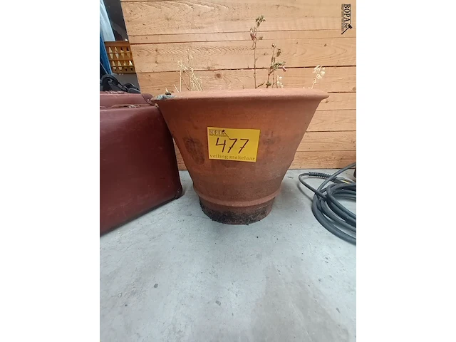 Lot 477 - terracotta bloempot - afbeelding 1 van  4