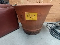 Lot 477 - terracotta bloempot