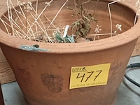 Lot 477 - terracotta bloempot - afbeelding 3 van  4