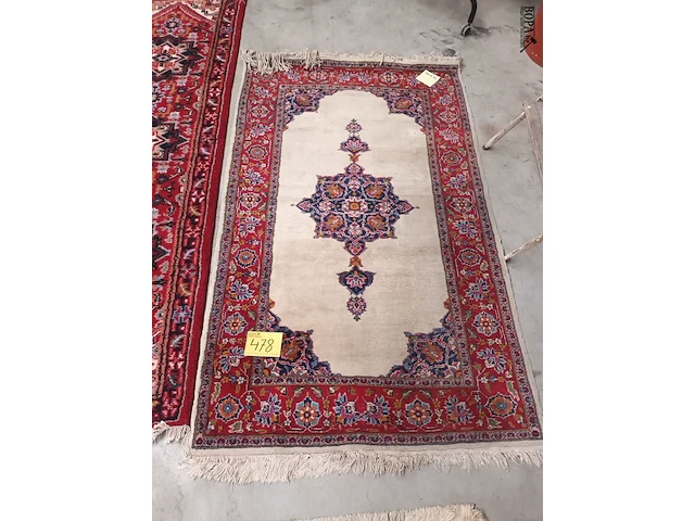 Lot 478 - handgeweven oosters tapijt - afbeelding 1 van  4