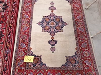 Lot 478 - handgeweven oosters tapijt