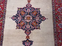 Lot 478 - handgeweven oosters tapijt - afbeelding 2 van  4
