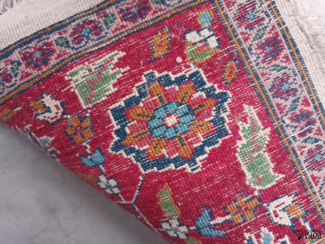 Lot 478 - handgeweven oosters tapijt - afbeelding 3 van  4
