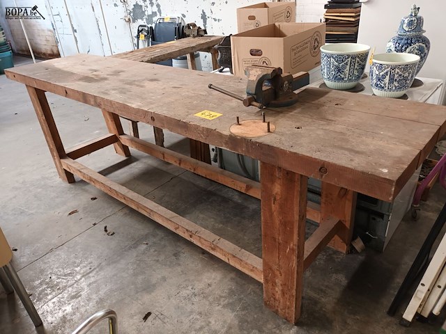 Lot 478 - werkbank met bankschroef - afbeelding 1 van  4