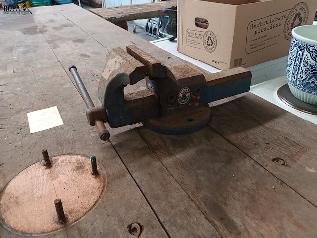 Lot 478 - werkbank met bankschroef - afbeelding 3 van  4
