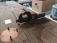 Lot 478 - werkbank met bankschroef - afbeelding 3 van  4