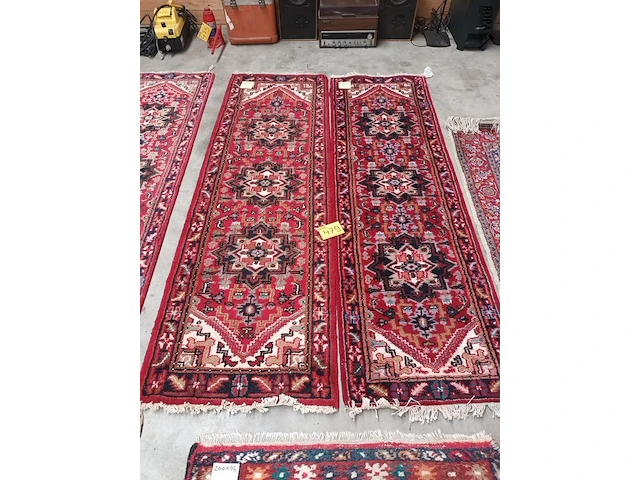 Lot 479 - handgeweven oosters tapijt. 2 stuks - afbeelding 1 van  6