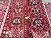 Lot 479 - handgeweven oosters tapijt. 2 stuks