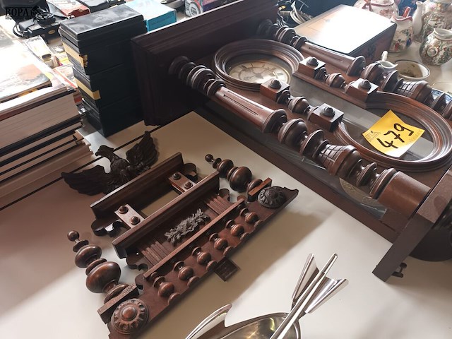 Lot 479 - houten muurklok met adelaar - afbeelding 2 van  3