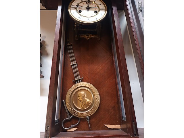Lot 479 - houten muurklok met adelaar - afbeelding 3 van  3