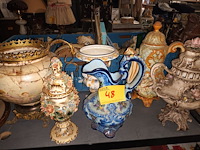 Lot 48 - antieke vazen en dekselpotten. 6 stuks - afbeelding 1 van  5