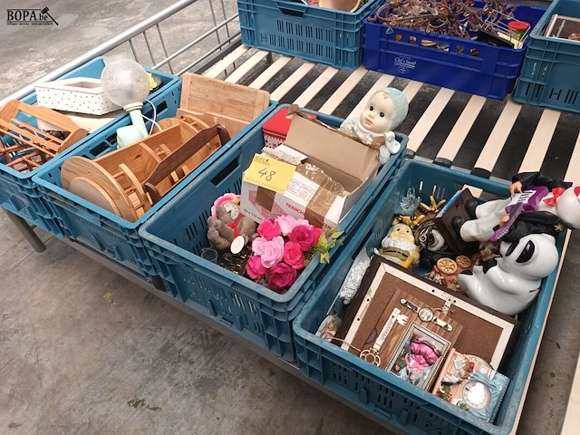 Lot 48 - decoratie. 4 bakken - afbeelding 1 van  8