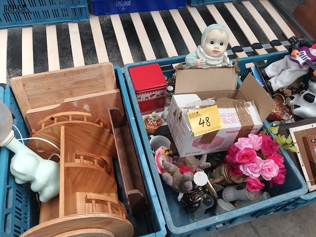 Lot 48 - decoratie. 4 bakken - afbeelding 8 van  8