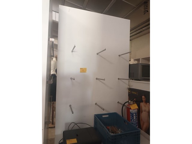 Lot 48 - dubbelzijdige displaywand met lades - afbeelding 1 van  5