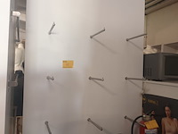 Lot 48 - dubbelzijdige displaywand met lades - afbeelding 1 van  5