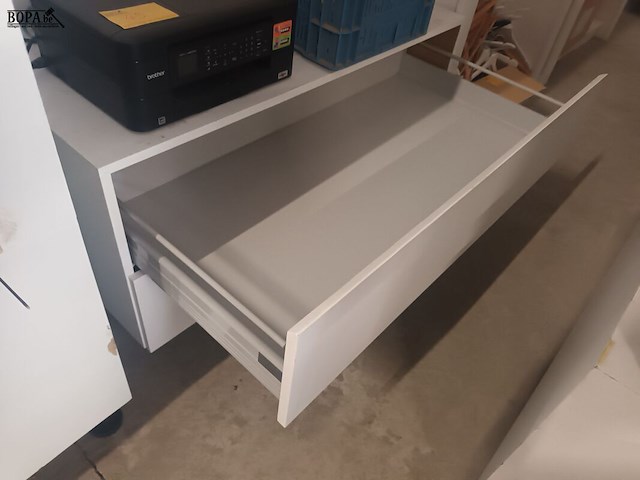 Lot 48 - dubbelzijdige displaywand met lades - afbeelding 4 van  5