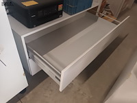 Lot 48 - dubbelzijdige displaywand met lades - afbeelding 4 van  5