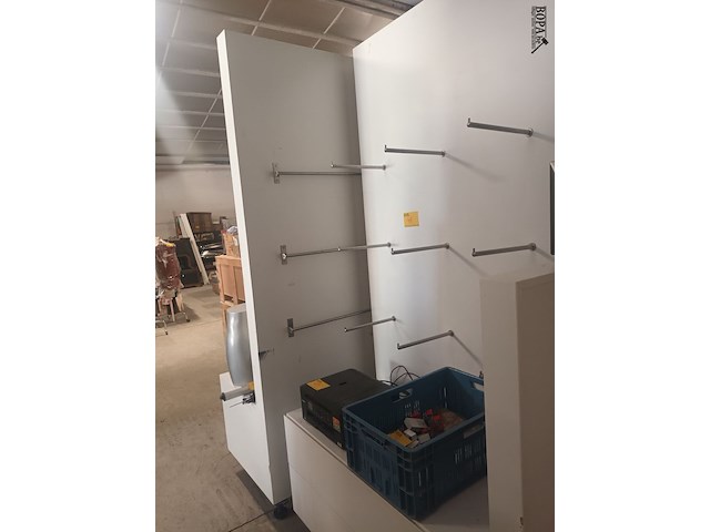 Lot 48 - dubbelzijdige displaywand met lades - afbeelding 5 van  5