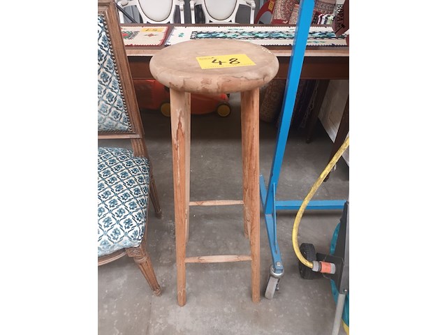 Lot 48 - houten plantenstaander - afbeelding 1 van  3