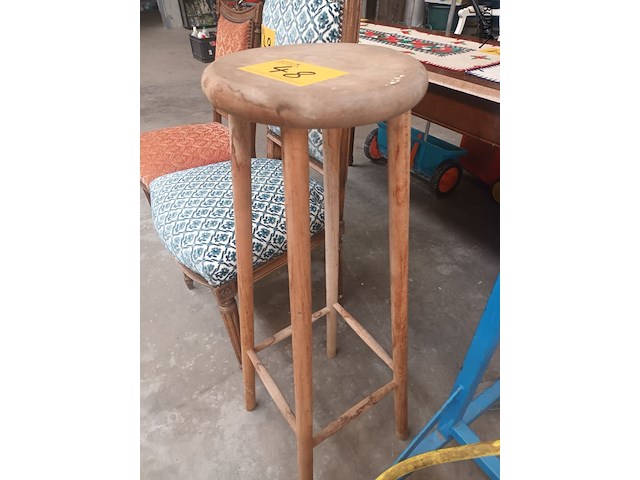 Lot 48 - houten plantenstaander - afbeelding 2 van  3