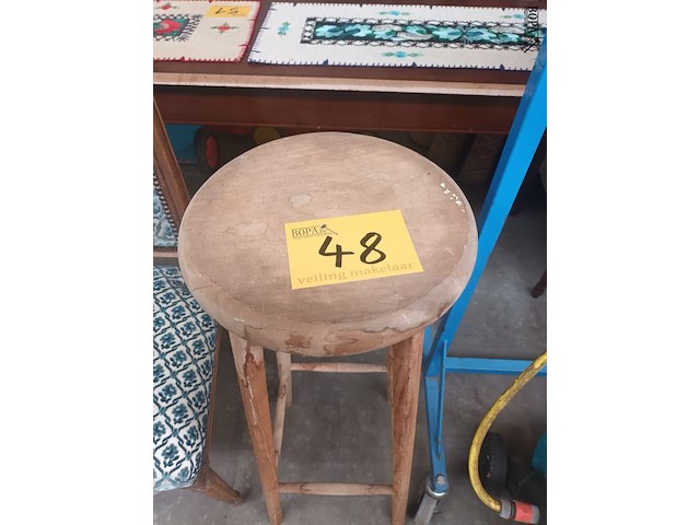 Lot 48 - houten plantenstaander - afbeelding 3 van  3