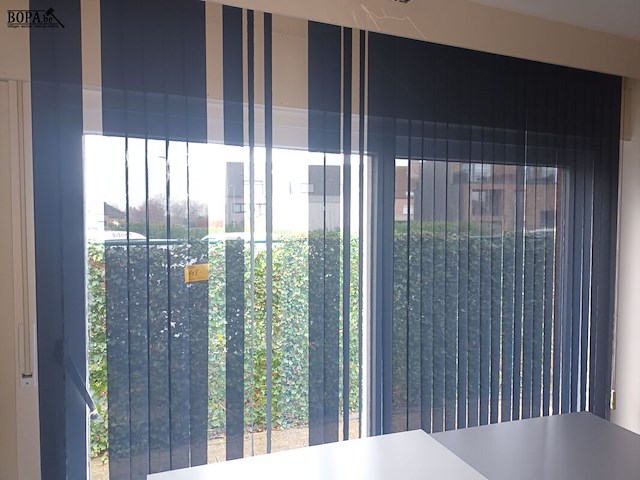 Lot 48 - lamellen gordijn luxaflex - afbeelding 1 van  4