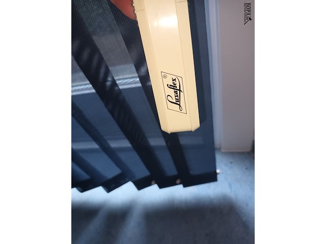 Lot 48 - lamellen gordijn luxaflex - afbeelding 3 van  4