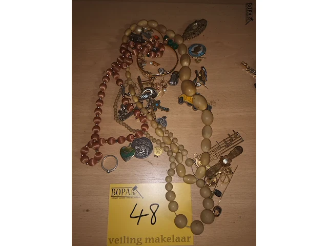 Lot 48 - lot juwelen, spelden en medailles - afbeelding 1 van  4